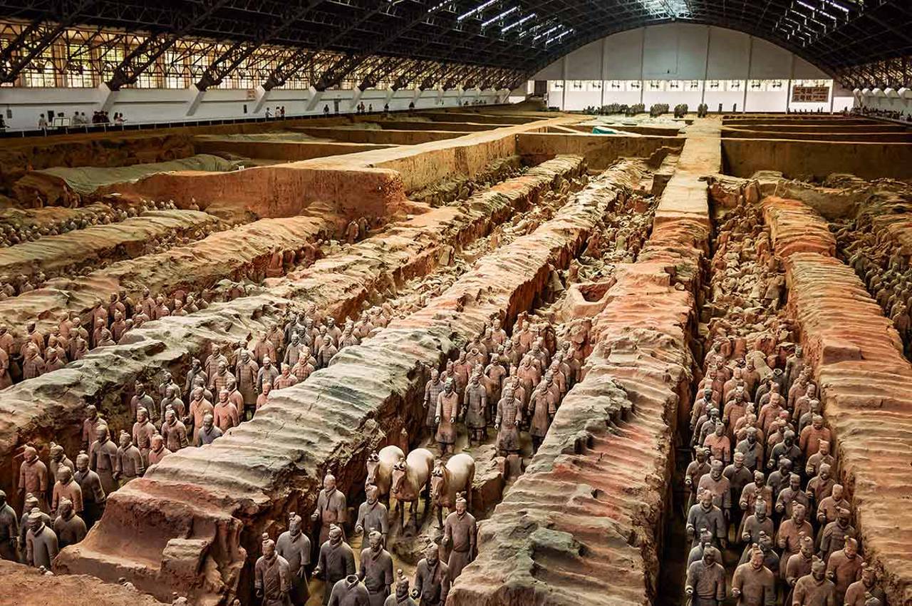 Fileiras do Exército de Terracota, milhares de soldados esculpidos em argila, em Xi'an