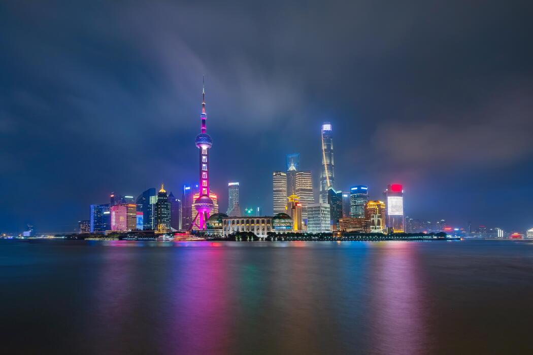 O horizonte futurista de Xangai visto do calçadão de The Bund, à beira do rio Huangpu