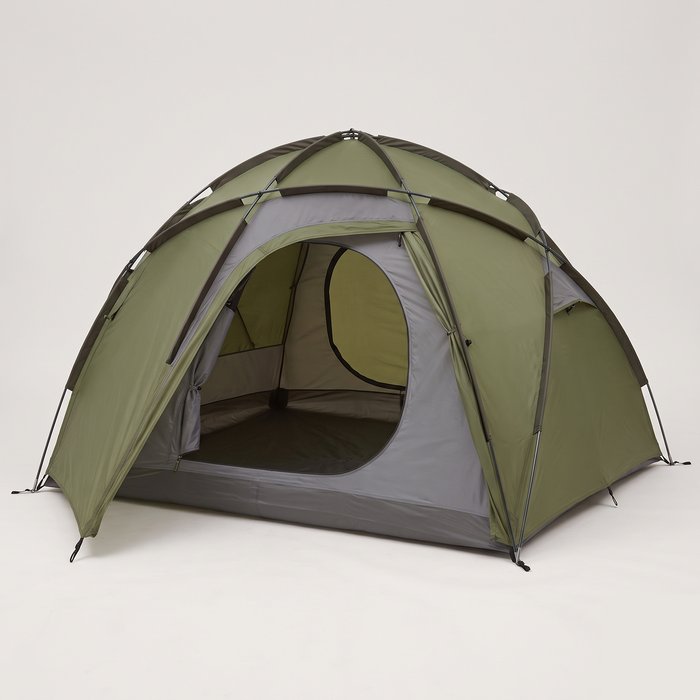 Barraca de camping iglu montada, com sobreteto e vestíbulo