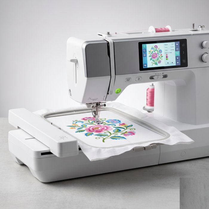 Máquina de bordado doméstica com bastidor retangular e tela digital