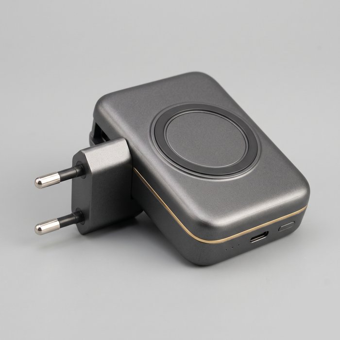 Power bank magnético com pino de tomada retrátil aberto na lateral do corpo