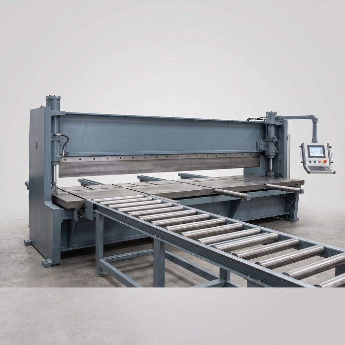 Guilhotina hidráulica industrial com mesa longa e lâmina horizontal