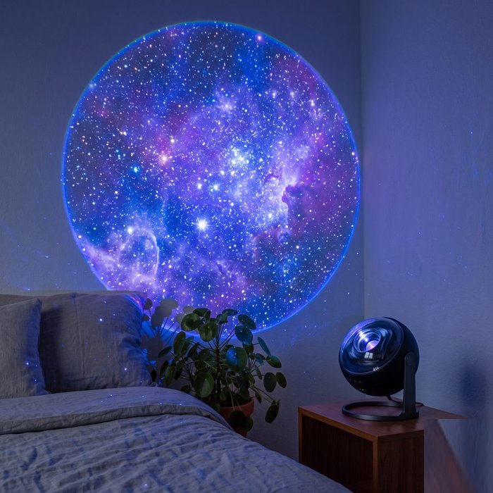Projetor de galáxia com estrelas e nebulosa no teto