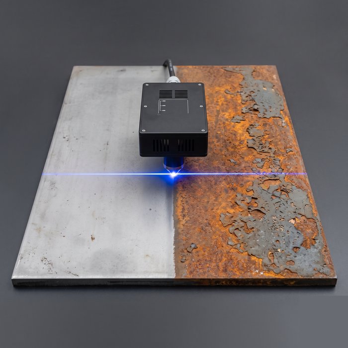 Cabeçote de limpeza a laser removendo ferrugem de uma chapa